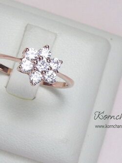 รับทำแหวนดอกไม้ตามแบบเป็นเพทายขาวตัวเรือนพิงค์โกลด์ เปลี่ยนเป็นไวท์โทพาสหรือเพชรแท้ได้ตามความต้องการ สั่งผลิตตัวเรือนทอง 10k