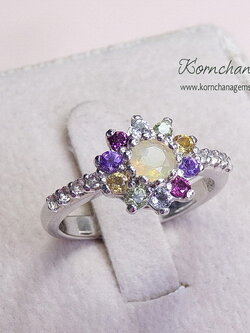 แหวนดอกไม้พลอยแฟนซี สวยหวาน น่ารัก เกสรเป็นโอปอล ล้อมด้วยพลอยสีหวาน ทั้งบลูโทพาซ,เพอริดอท,ซิทริน,อเมทิสท์ และโรโดไลท์ ตัวเรือนเงินแท้