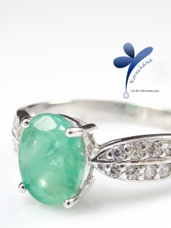 Emerald Ring แหวนมรกตสีเขียวหวานๆค่ะ บ่าแหวนฝังพลอยขาว white topaz ชุบทองคำขาว