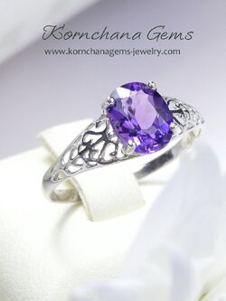 แหวนคนเกิดเดือนกุมภาฯ แหวนอเมทิสท์ทรงไข่ สีม่วงสด สวยใส ตัวเรือนเงินแท้ ด้านข้างฉลุลวดลายอ่อนหวาน ชิ้นงานประณีต