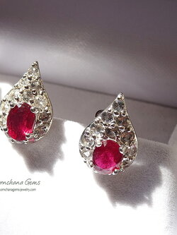 ต่างหูทับทิมทรงหยดน้ำสไตล์วินเทจ ทับทิมสีแดงเลือดนก ล้อมพลอยขาวไวท์โทพาส สวยหรู เหมาะสำหรับงานเลี้ยง งานแต่งงาน ชิ้นงานประณีตสุดๆ