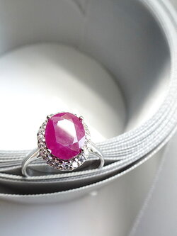 แหวนพลอยแท้ แหวนพลอยทับทิมแท้สีแดงอมชมพูรูปไข่ล้อมพลอยขาวไวท์โทพาส white topaz คลาสสิคสไตล์ ใส่ได้ตลอด ไม่มีตกยุค