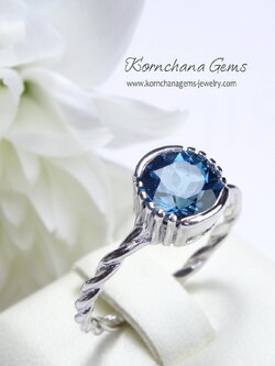 แหวนพลอยสีน้ำเงินเข้มลอนดอนบลูโทพาสทรงกลม ตัวเรือนแหวนดีไซน์ไขว้กันเป็นเกลียวเก๋ โดดเด่นมีสไตล์ ตัวเรือนเงินแท้ silver925 ชิ้นงานประณีต