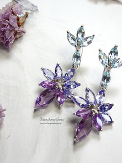 ต่างหูพลอยระย้าเฉดม่วงฟ้า เก๋ด้วยพลอยทรงมาคีทุกเม็ด ตัวเรือนฝังพลอยบลูโทพาสสีฟ้าใส ห้อยด้วยแทนซาไนท์สีม่วงอมฟ้าครามไล่เฉดไปม่วงอมชมพูอเมทิสท์ สวยหวานละมุน