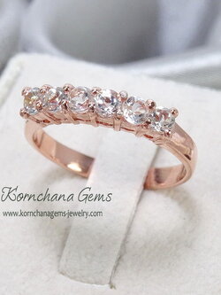 รับทำแหวนแถวตามแบบเป็นพลอยสีขาวตัวเรือนพิงค์โกลด์ เลือกพลอยเป็นไวท์โทพาส,เพทาย zircon หรือเพชรแท้ได้ตามความต้องการ สั่งผลิตตัวเรือนทอง