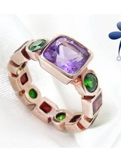แหวนพลอยอเมทิสท์รอบวง (แหวนพลอยผู้หญิง) สีม่วงสลับพลอยสีเขียวเพอริดอทและพลอยแดงการ์เนท ชุบพิงค์โกลด์