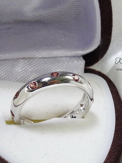 แหวนปลอกมีดฝังพลอยโรโดไลท์สีชมพู ตัวเรือนเงินแท้ silver925 เหมาะสำหรับสาวๆที่ชอบแหวนติดนิ้วแบบเรียบๆ ใส่ติดนิ้วได้ทุกวันเลยค่ะ