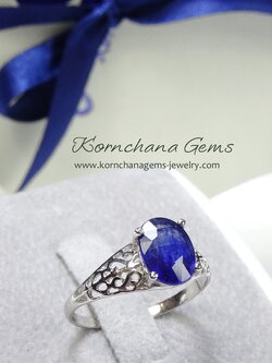 แหวนไพลินแท้ อัญมณีสำหรับคนเกิดวันศุกร์ หรือพลอยประจำเดือนกันยา สีน้ำเงินเข้ม ด้านข้างฉลุลวดลายอ่อนหวาน ชิ้นงานประณีต ตัวเรือนเงินแท้ silver925