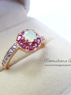 แหวนโอปอลล้อมทับทิมสีชมพู พลอยล็อตนี้สีหวานเจี๊ยบ แมทซ์กับตัวเรือนสีพิงค์โกลด์ แต่งบ่าข้างด้วยไวท์โทพาส สวยน่ารักมากค่ะ