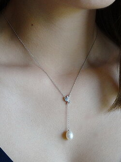 สร้อยคอพร้อมจี้มุกแท้ ดีไซน์เก๋ตัวเรือนรูปใบไม้ห้อยด้วยจี้มุกสีครีม พร้อมสร้อยเงินแท้ ความยาวจี้ 4 ซม.เพิ่มความเซ็กซี่ให้ชุดเดรสคอแหลมลึก หรือชุดเกาะอก