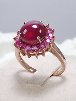 แหวนดอกไม้พลอยทับทิมแท้ ทับทิมหลังเบี้ยเม็ดใหญ่สีแดงเข้มอมชมพูเนียนใส ล้อมด้วยกลีบดอกทับทิมสีชมพู match กับตัวเรือนพิงค์โกลด์ สวย ไฮโซมากๆ