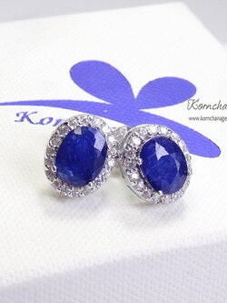 ต่างหูไพลิน พลอยสีน้ำเงินทรงไข่ขนาด 8 mm.ล้อมไวท์โทพาส ต่างหูติดหูเรียบๆแบบนี้ใส่ได้ตลอดไม่มีตกยุคคร่าาตัวเรือนเงินแท้ silver925