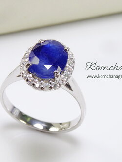 รับทำแหวนพลอยคนเกิดเดือนกันยา ตามแบบเป็นไพลินสีน้ำเงินรูปไข่ล้อมพลอยขาวหรือเพชรแท้ สั่งผลิตตัวเรือนทอง 10k,14k,18k หรือทอง 90%