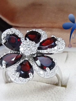 Garnet Flower Ring แหวนพลอยการ์เนทดอกไม้ 6 กลีบสีแดงเข้ม (แหวนพลอยผู้หญิง) ชุบทองคำขาว ตัวเรือนเงิน