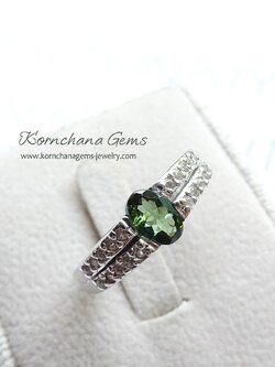 แหวนพลอยกรีนทัวร์มาลีน สีเขียวอ่อน bright green ให้เฉดสีออกไปทางสีเขียวอ่อนใสค่ะ สีสวยมากค่ะ ก้อนพลอยดิบจากธรรมชาติ ไม่ผ่านการปรับปรุง