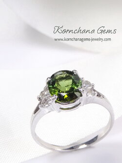 แหวนพลอยทัวร์มาลีนสีเขียว green tourmaline ทรงไข่ขนาด 9x7 mm.สีเขียวเข้มกำลังสวย ไฟดีมากค่ะ ตัวเรือนเงินแท้ silver925