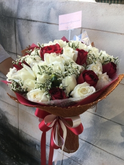 ช่อกุหลาบขาว กุหลาบแดง