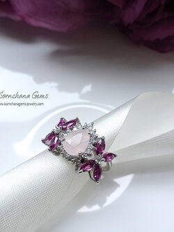 แหวนโรสควอทซ์หยดน้ำสีชมพู แต่งบ่าข้างเป็นกลีบดอกไม้ด้วยพลอยอเมทิสท์สีม่วง สวยหวาน ฝีมือประณีต ชุบทองคำขาว ตัวเรือนเงินแท้ silver925