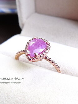 แหวนทับทิมพม่าทรงหยดน้ำ อัญมณีประจำราศีกรกฎ พลอยสีชมพูสวยหวาน ตัวเรือนเงินแท้ สีพิงค์โกลด์ ขนาดกระทัดรัดพอดี ใส่ติดนิ้วได้ทุกวัน