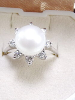 แหวนมุกน้ำจืดแท้ สีขาวครีม ดีไซน์เป็นดอกไม้หวาน ชิ้นงานประณีตสุดๆ ตัวเรือนเงินแท้ สวยหรู ใส่กับเดรสหวานๆ , ชุดไทย,ชุดไปงานเลี้ยงก็เหมาะค่ะ
