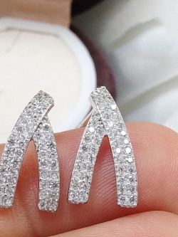 ต่างหูเพชร CZ เกรดพรีเมี่ยม ดีไซน์เก๋ ราคาลดพิเศษเหลือ 550- ตัวเรือนเงินแท้ silver925 ชิ้นงานปราณีต จัดส่งรวดเร็ว