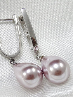 ต่างหูมุกน้ำจืดทรงหยดน้ำ สีชมพูสวยหวาน ตัวเรือนเงินแท้เรียบแต่เก๋ ให้ความรู้สึกสวย เรียบหรูแต่แอบเก๋ค่ะ