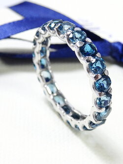 แหวนรอบวงพลอยน้ำเงินลอนดอนบลูโทพาส สวยเก๋ด้วยดีไซน์แบบฝังรอบวง งานฝังละเอียดยิบ พลอยสีน้ำเงินฟ้าครามเข้มสวย ใส่ติดนิ้วได้ทุกวันค่ะ