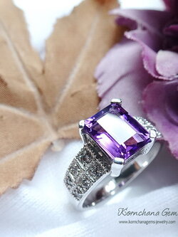 แหวนพลอยอเมทิสท์ พลอยสีม่วงสดใสทรงสี่เหลี่ยม ชุบทองคำขาว ฝีมือประณีต ตัวเรือนเงินแท้