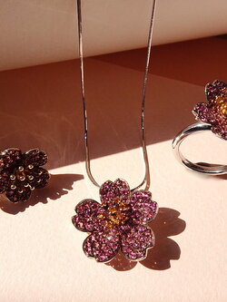 เซ็ทเครื่องประดับจิลเวลรี่พลอยแท้โรโดไลท์ ดีไซน์เป็นดอกซากุระ Sakura Set แหวน สร้อยพร้อมจี้และต่างหู ชิ้นงานประณีตสุดๆ สีพลอยสวยมาก