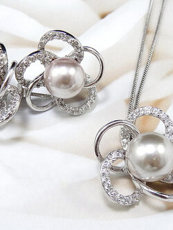 เซ็ทสร้อยคอพร้อมจี้มุกแท้สีทองอมชมพูดีไซน์รูปดอกไม้ พร้อมสร้อยคอเงินแท้และต่างหูมุกเข้าชุด สวยหวาน