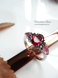 แหวนพลอยโกเมนหรือการ์เนทสีสวยแดงอมน้ำตาลส้ม แต่งบ่าข้างด้วยทัวร์มาลีนสีชมพู ตัวเรือนเงินแท้ silver 925 ชุบทองคำขาว ชิ้นงานประณีต