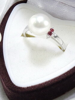 แหวนมุกน้ำจืดแท้สีครีม ดีไซน์เรียบเก๋ น่ารักใส่ติดนิ้วได้ทุกวัน ตัวเรือนเงินแท้ silver92 จัดส่งรวดเร็ว รับประกันความพึงพอใจ