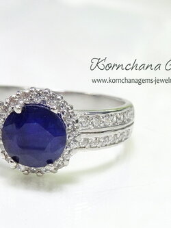 รับทำแหวนไพลินตามแบบเป็นพลอยไพลินทรงกลมล้อมพลอยขาว จะเป็นไวท์โทพาสหรือเพทายขาว white zircon หรือเพชรแท้ได้ตามความต้องการ คลาสสิคสไตล์ ใส่ได้ตลอด ไม่มีตกยุค สั่งผลิตตัวเรือนทอง