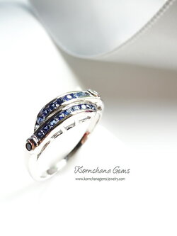 แหวนพลอยไพลิน พลอยสีน้ำเงิน ดีไซน์น่ารัก ใส่ติดนิ้วได้ตลอด ตัวเรือนเงินแท้ silver925 ชุบทองคำขาว ชิ้นงานประณีต จัดส่งรวดเร็ว รับประกันคุณภาพ