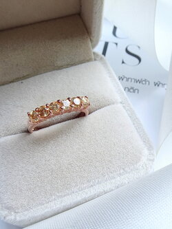 แหวนแถวพลอยซิทรินสีเหลือง อัญมณีประจำคนเกิดเดือนพฤศจิกายน ตัวเรือนพิงค์โกลด์ ขนาดกำลังดี ใส่ติดนิ้วได้ทุกวัน ชิ้นงานประณีต