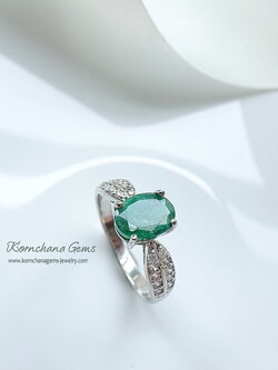 Emerald Ring แหวนมรกตสีเขียวเข้ม ฝังพลอยขาว white topaz ชุบทองคำขาว ตัวเรือนผลิตจากเงินแท้ silver925