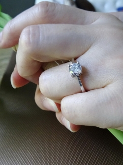 แหวนหมั้นเพชร CZ ขนาด 0.5 karat เกรดพรีเมี่ยม น้ำใสวิ๊ง วิบวับเล่นไฟ ตัวเรือนเงินแท้ชุบทองคำขาว ชิ้นงานประณีต