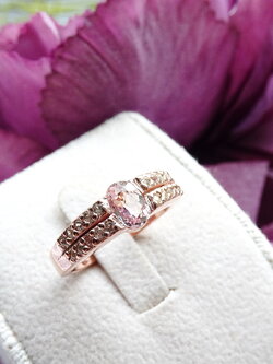 แหวนมอแกไนท์สีชมพูพีชอ่อนใสบริสุทธิ์ ตัวเรือนเงินแท้ ก้อนพลอยดิบจากธรรมชาติไม่ผ่านการปรับปรุง เป็นพลอยที่หายากและราคาค่อนข้างสูงค่ะ เชื่อกันว่ามอแกไนท์เป็นตัวแทนแห่งความรัก