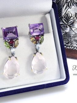 ต่างหูพลอยสไตล์วินเทจสำหรับงานเลี้ยง พลอยอเมทิสท์สีม่วงเข้มแมทซ์กับสีชมพูโรสควอทซ์ ตัวเรือนรมดำ โดดเด่นด้วยพลอยเม็ดใหญ่