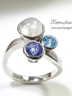 แหวนพลอย 3 สีเก๋ๆ พลอยมูนสโตนขาวนวล,สวิสบลูโทพาสสีฟ้าอ่อนและไพลินสีน้ำเงินเข้ม ตัวเรือนเงินแท้ silver925 ชิ้นงานประณีต รับประกันความพอใจ