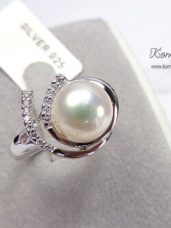 แหวนมุกน้ำจืดแท้สีขาวครีม เม็ดมุกขนาด 0.8 mm. ดีไซน์เก๋ๆ แต่เรียบหรู ใส่ติดนิ้วได้ทุกวัน ตัวเรือนเงินแท้ silver925