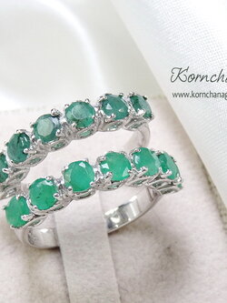 แหวนพลอยแท้ แหวนแถวมรกตแท้ มี 2 สีให้เลือก สีเขียวอ่อนและสีเขียวเข้ม สวยทั้ง 2 สีค่ะ ตัวเรือนเงินแท้ ขนาดกำลังดี ใส่ติดนิ้วได้ตลอดค่ะ