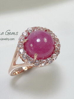 รับทำแหวนพลอยทับทิม แหวนคนเกิดเดือนกรกฎา ตามแบบเป็นทับทิมหลังเบี้ยสีชมพูอมแดงล้อมพลอยขาวหรือเพชรแท้ สั่งผลิตตัวเรือนทอง 10k,