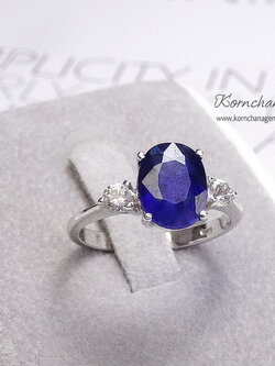 แหวนไพลินแท้ พลอยทรงไข่ขนาด 9x7 mm. สีน้ำเงินเข้ม สวยงามมากก ขนาดกำลังดี ใส่ติดนิ้วได้ตลอด ตัวเรือนเงินแท้ silver925 ชิ้นงานประณีต