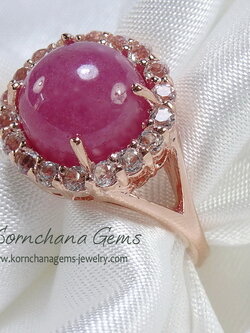 แหวนคนเกิดวันอาทิตย์ แหวนพลอยทับทิมหลังเบี้ยสีชมพูอมแดงล้อมพลอยขาว ตัวเรือนเงินแท้ ชิ้นงานคุณภาพ ประณีตสุดๆ รับประกันความพึงพอใจ