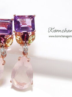 ต่างหูพลอยงานเลี้ยง สวยหวานปนหรูหรา โดดเด่นด้วยพลอยเม็ดใหญ่ อเมทิสท์สีม่วงเข้มแมทซ์กับสีชมพูโรสควอทซ์ ตัวเรือนพิงค์โกลด์ สวยเก๋