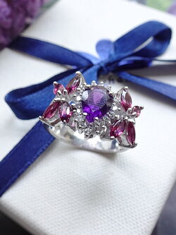 แหวนอเมทิส์หยดน้ำสีม่วงสดใส แต่งบ่าข้างเป็นกลีบดอกไม้ด้วยพลอยโรโดไลท์สีม่วงอมชมพู สวยหวาน ฝีมือประณีต