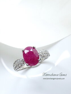 Ruby ring แหวนพลอยทับทิมรูปไข่สีแดงอมชมพู ฝังพลอยขาว white topaz ชุบทองคำขาว ตัวเรือนเงินแท้ ฝีมือประณีต