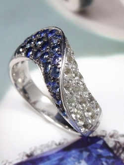 Blue Sapphire Ring แหวนพลอยไพลินสีน้ำเงิน ดีไซน์เก๋สุดๆด้วยแรงบันดาลใจจากความอ่อนช้อยของเส้นโค้งด้านนึงเป็นไพลินอีกด้านฝังพลอยขาว white topaz