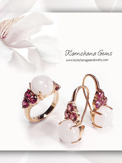 เซ็ทแหวนและต่างหูพลอยสีขาวมูนสโตนหรือมุกดาหาร อัญมณีประจำราศีเมถุน พลอยสีขาวเหมือนน้ำนม เจียระไนหลังเบี้ย แมทซ์กับสีชมพูอมม่วงหวานๆของโรโดไลท์ที่บ่าข้าง สวยหวานลงตัว